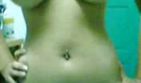 Riesiges Mädchen mit großen hd sexfilme gratis Titten, das im schwarzen Bikini ihre Monstertitten aufwirft