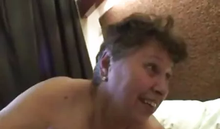 Sie saugt und fickt seinen Schwanz, als er Game milf film gratis of Thrones ansieht