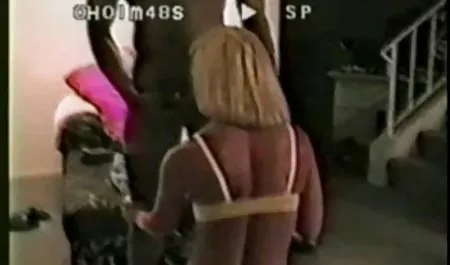 Atemberaubende blonde Frau kostenlose sex filme anschauen zieht sich in der Küche aus