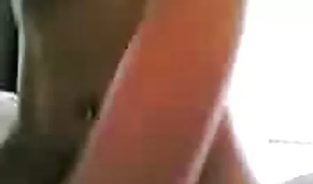 Gefangen! schwarzes Mädchen wird von einem Polizisten geile frauen sexfilme während einer Kundgebung gesaugt!